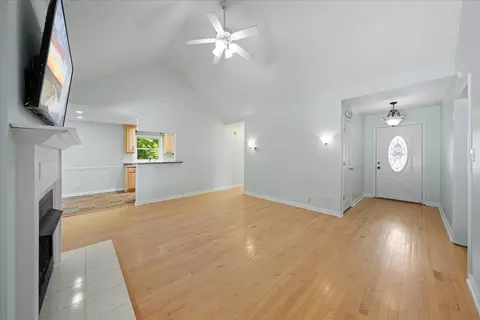 Living - 113 Brookview Ct, Springfield, TN 37172 photo 2 of 3