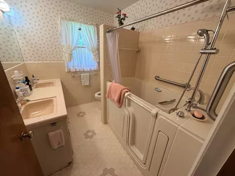 Bath - 207 Mary Sharp Dr, Decherd, TN 37324 photo 2 of 2