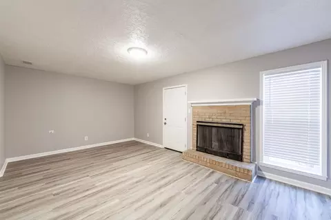 Living - 40 Carolane Dr, Jackson, TN 38305 photo 2 of 4