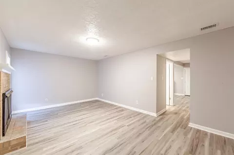 Living - 40 Carolane Dr, Jackson, TN 38305 photo 3 of 4