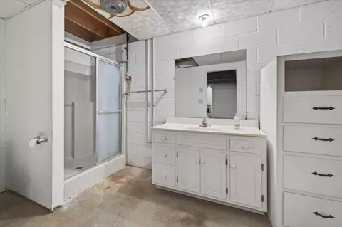 Bath - 216 Patrick Dr, Dover, TN 37058 photo 6 of 6