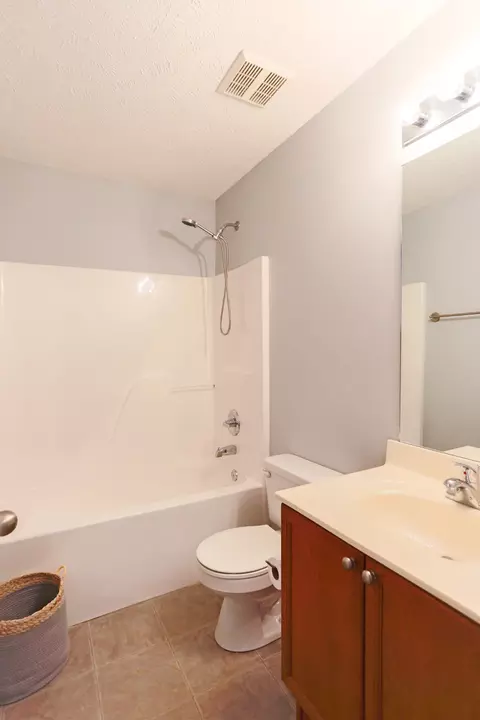 Bath - 4216 Birch Dr, Murfreesboro, TN 37129 photo 3 of 3