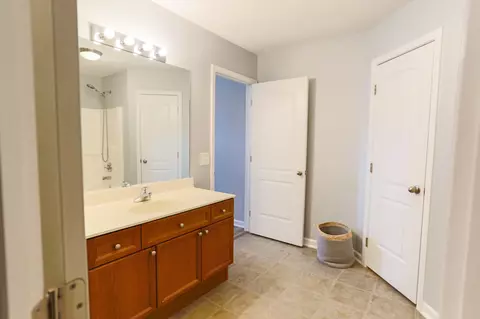 Bath - 4216 Birch Dr, Murfreesboro, TN 37129 photo 2 of 3