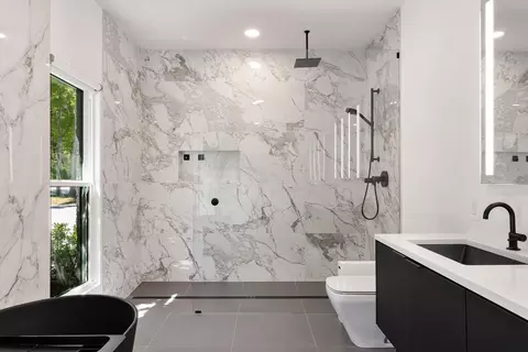 Bath - 2031 Maple Ln, Franklin, TN 37067 photo 5 of 9