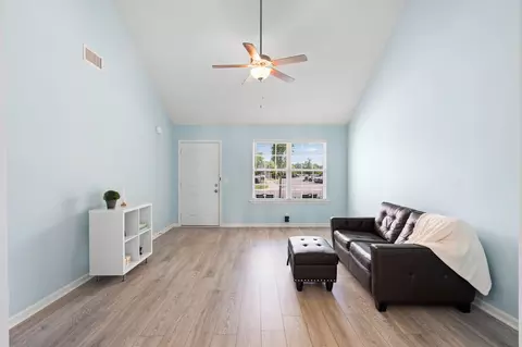 Living - 2044 Alysheba Run, Murfreesboro, TN 37128 photo 4 of 8