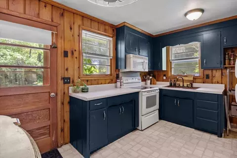 Kitchen - 2440 Maple Grove Rd, Dickson, TN 37055 photo 4 of 4