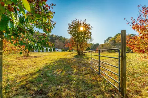 633 E Garden Farm Rd, Rossville, GA 30741