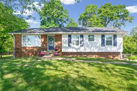 2222 Robin Dr, Clarksville, TN 37042