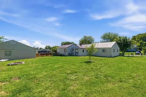 Exterior - 442 Crescent Dr, Springfield, TN 37172 photo 4 of 6