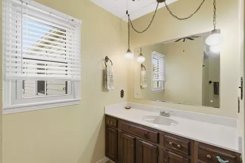 Bath - 442 Crescent Dr, Springfield, TN 37172 photo 4 of 5