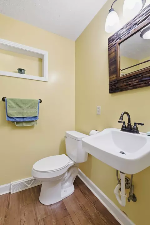 Bath - 442 Crescent Dr, Springfield, TN 37172 photo 1 of 5