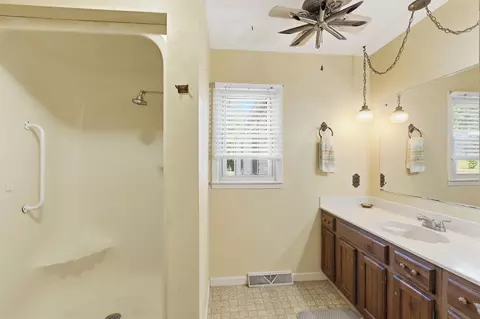 Bath - 442 Crescent Dr, Springfield, TN 37172 photo 3 of 5