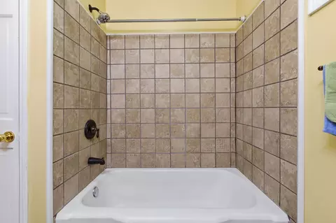 Bath - 442 Crescent Dr, Springfield, TN 37172 photo 2 of 5