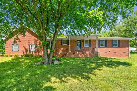 611 W Creek Dr, Clarksville, TN 37040