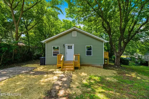 505 W College St, Athens, TN 37303