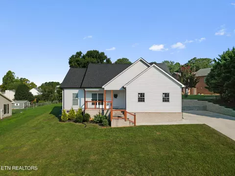 1004 Valley Dr, Athens, TN 37303