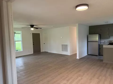Living - 920 Damron Loop, Counce, TN 38326 photo 3 of 4