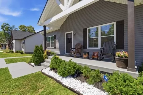 Exterior - 208 15th Ave E, Springfield, TN 37172 photo 3 of 5