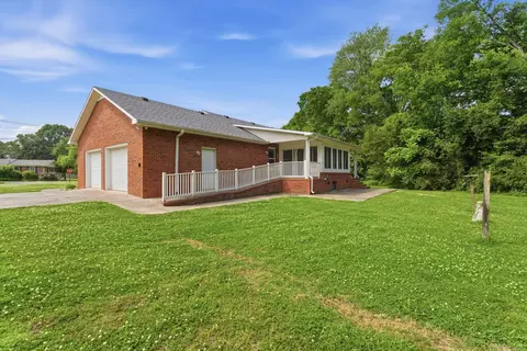 Exterior - 404 Heikens Dr, Decherd, TN 37324 photo 2 of 5