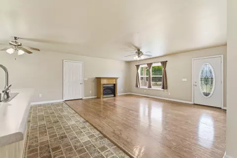 Living - 404 Heikens Dr, Decherd, TN 37324 photo 3 of 3