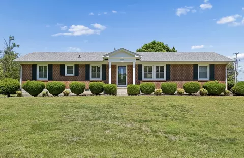 300 Woods Dr, Columbia, TN 38401