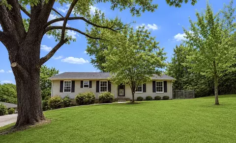 916 Beacon Dr, Clarksville, TN 37043
