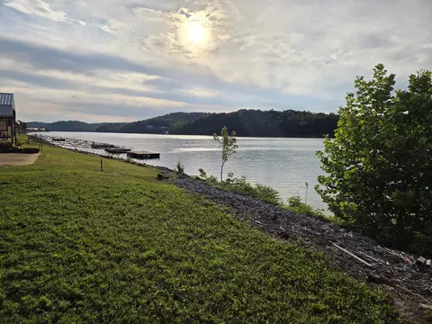 1039 River Front Dr, Clifton, TN 38425