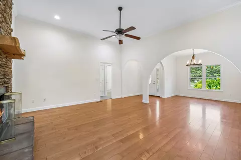 Living - 314 Ginger Dr, Dover, TN 37058 photo 7 of 9
