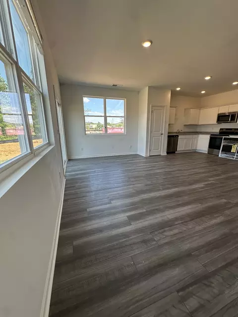 Living - 214 Darlington Dr, Dickson, TN 37055 photo 2 of 2