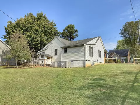 Exterior - 701 W 5th St, Dickson, TN 37055 photo 7 of 15