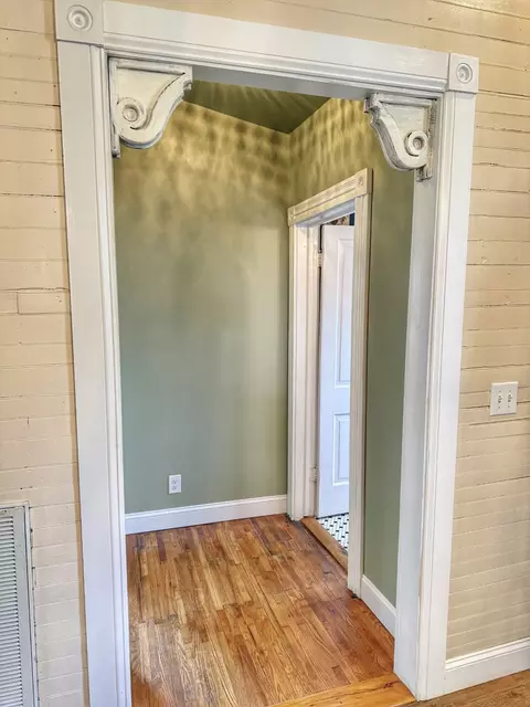 Entry Way - 701 W 5th St, Dickson, TN 37055 photo 4 of 5