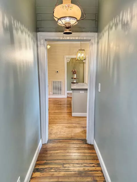 Entry Way - 701 W 5th St, Dickson, TN 37055 photo 3 of 5