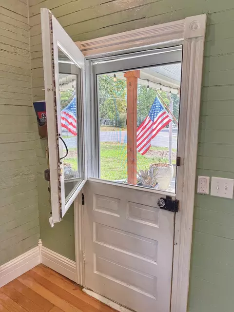 Entry Way - 701 W 5th St, Dickson, TN 37055 photo 1 of 5