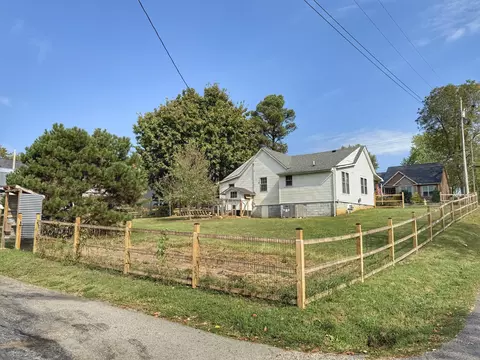Exterior - 701 W 5th St, Dickson, TN 37055 photo 8 of 15