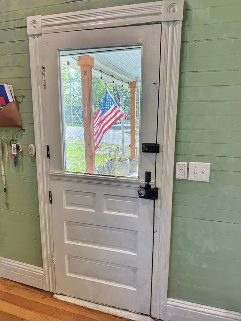 Entry Way - 701 W 5th St, Dickson, TN 37055 photo 2 of 5