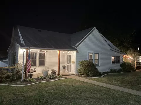 Exterior - 701 W 5th St, Dickson, TN 37055 photo 3 of 15