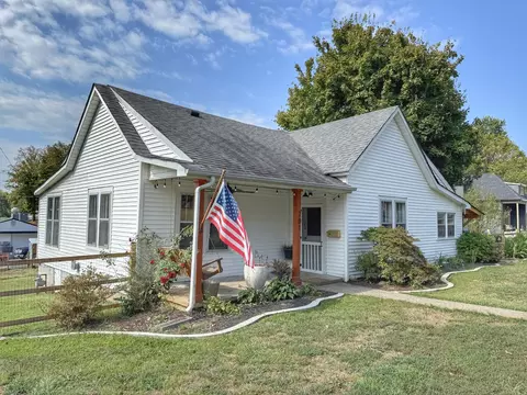 701 W 5th St, Dickson, TN 37055