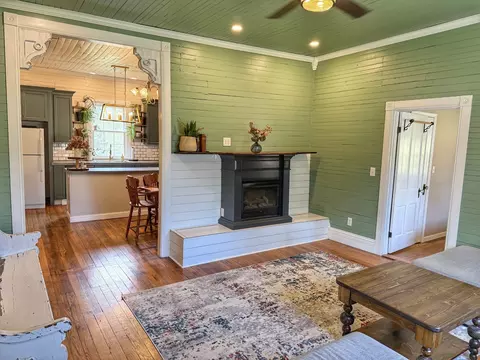 Living - 701 W 5th St, Dickson, TN 37055 photo 1 of 2