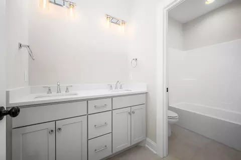 Bath - 524 Gresham Ln, Murfreesboro, TN 37129 photo 5 of 6