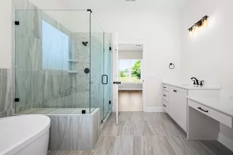 Bath - 524 Gresham Ln, Murfreesboro, TN 37129 photo 4 of 6