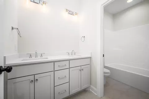 Bath - 524 Gresham Ln, Murfreesboro, TN 37129 photo 5 of 6