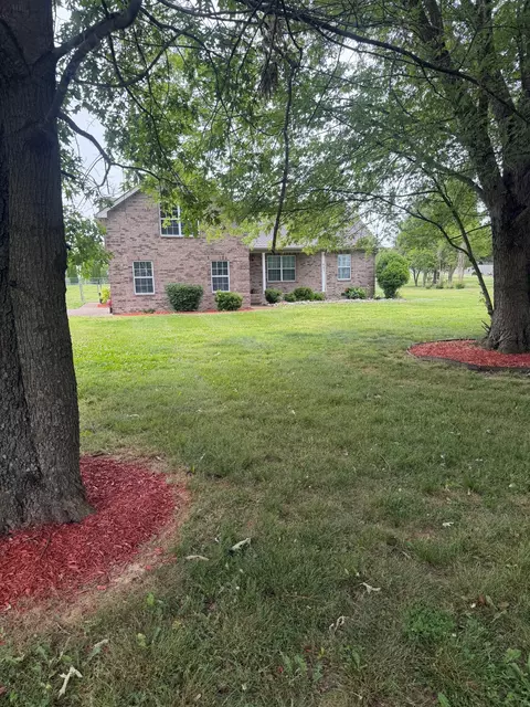 443 Clearview Rd, Cottontown, TN 37048