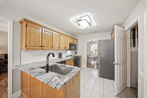 Kitchen - 7291 W Cook Rd, Springfield, TN 37172 photo 3 of 3