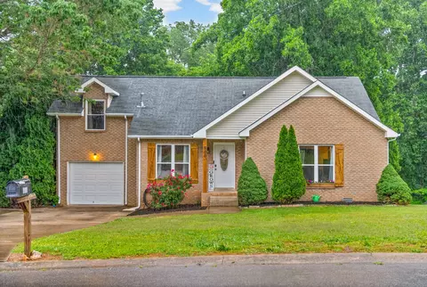 800 Leigh Ann Dr, Clarksville, TN 37042