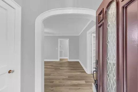 Entry Way - 110 E Mcknight Dr, Murfreesboro, TN 37130 photo 1 of 6