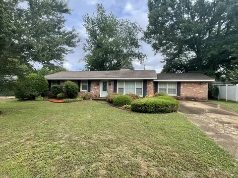 1977 Holiday Dr, Florence, AL 35630