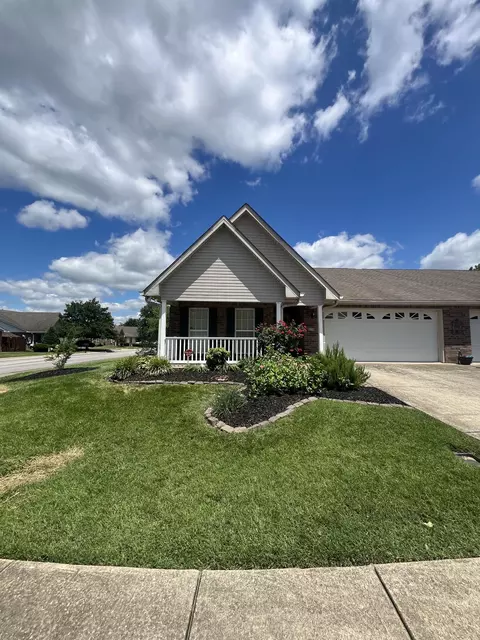 1301 Crofton Park Ct, Columbia, TN 38401