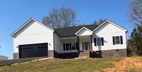 1322 E Blythe St, Paris, TN 38242
