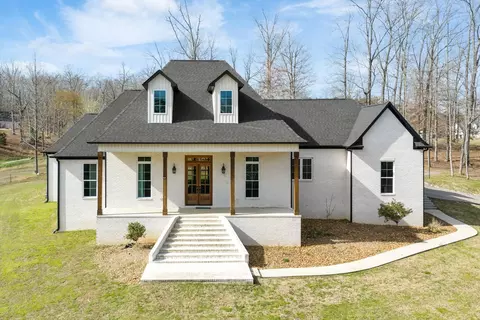 530 Oak Point Dr, Lexington, TN 38351