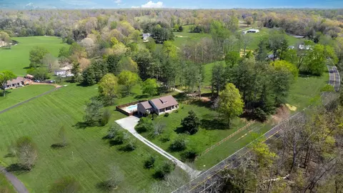 1249 White Rd, Bon Aqua, TN 37025